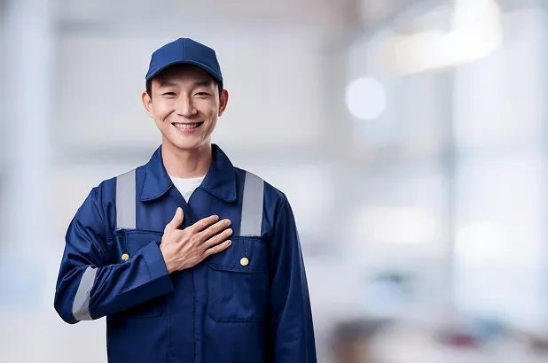 胸に手を当てている信頼できる作業者